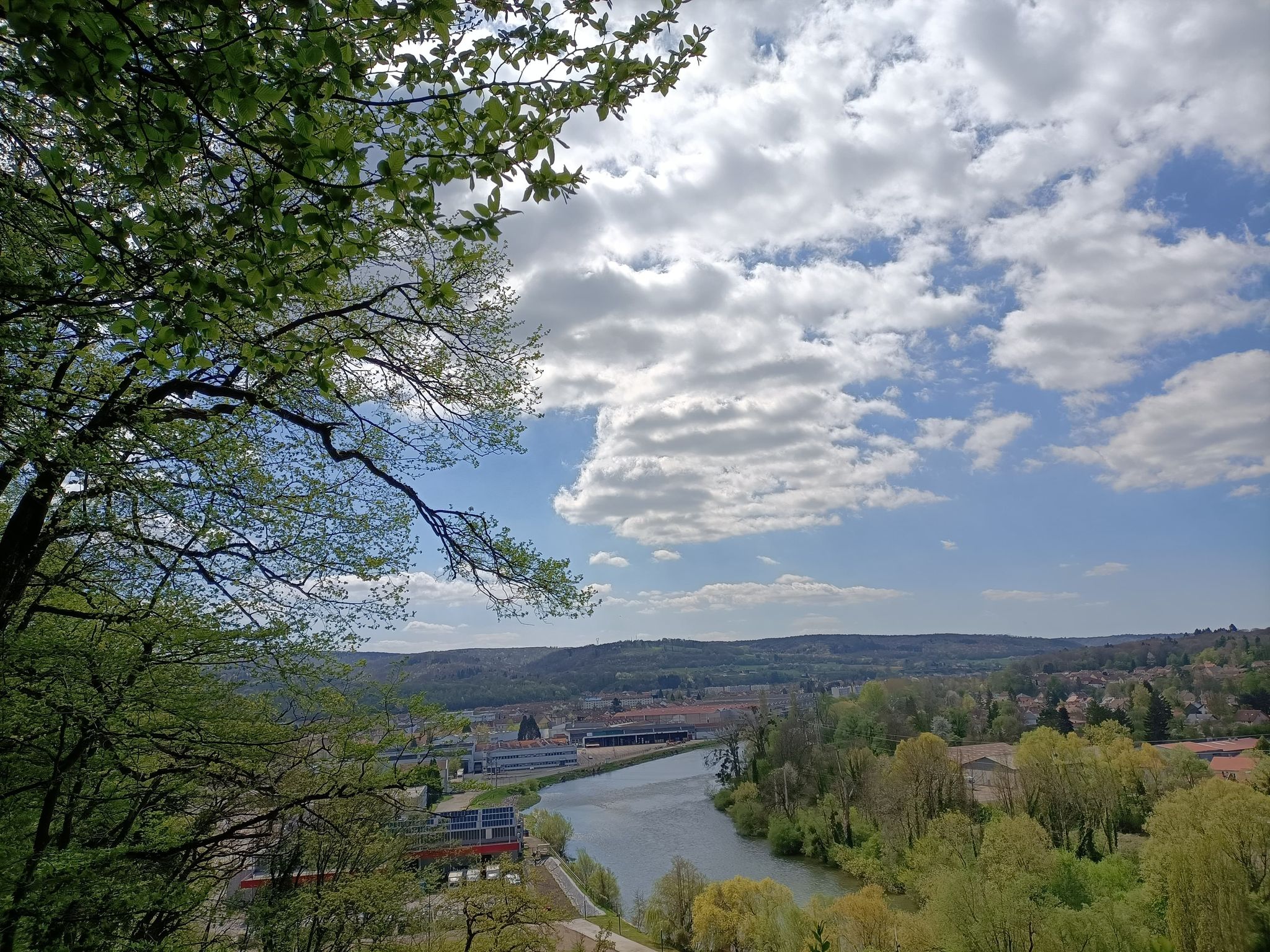 Point de vue sur les rives industrielles du Doubs.