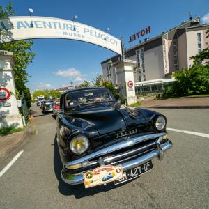 Balade en voiture ancienne devant le Musée de l'Aventure Peugeot