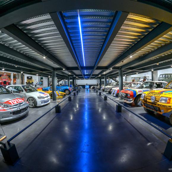 Exposition de voitures au musée de l'Aventure Peugeot