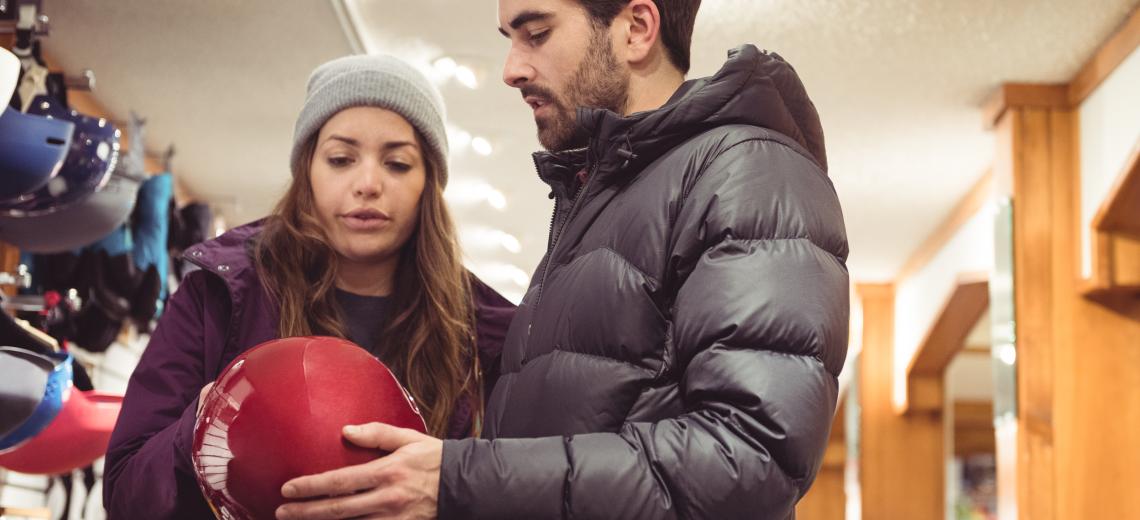 Couple shopping in a helmet shop © Freepik