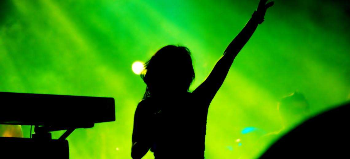 silhouette-woman-singing-green-background © Freepik
