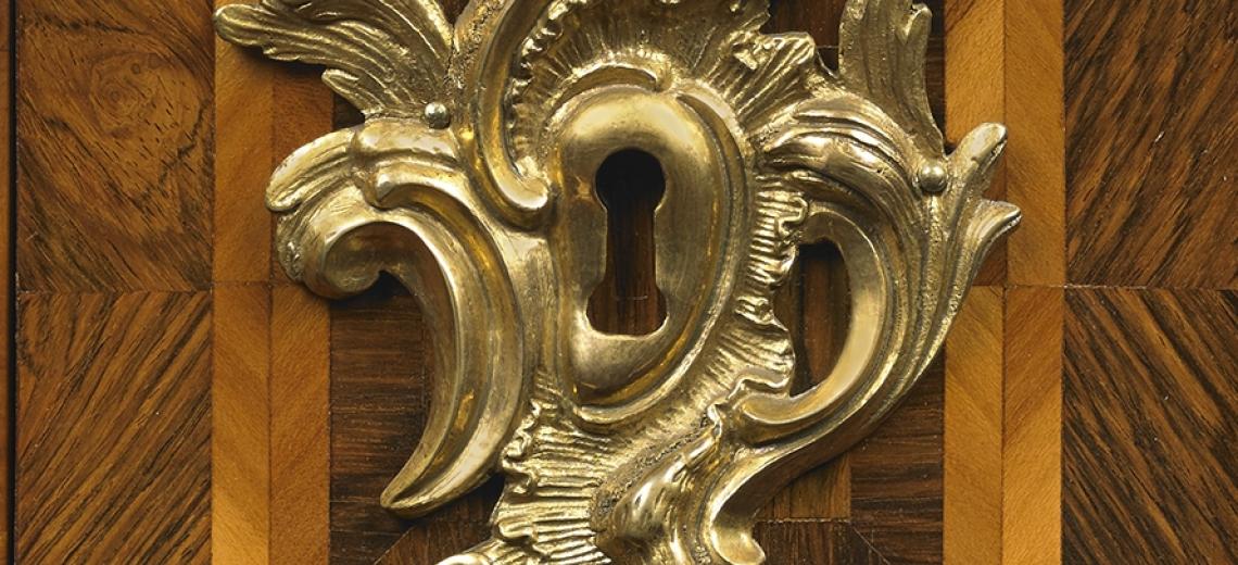 Dimanche au musée © Abraham-Nicolas Couleru, commode en tombeau, style Régence, vers 1780. Bois, Noyer, marbre, bronze. Don de la Société d’Emulation. Collections Musés de Montbéliard. Photo Pierre Guenat (détail)
