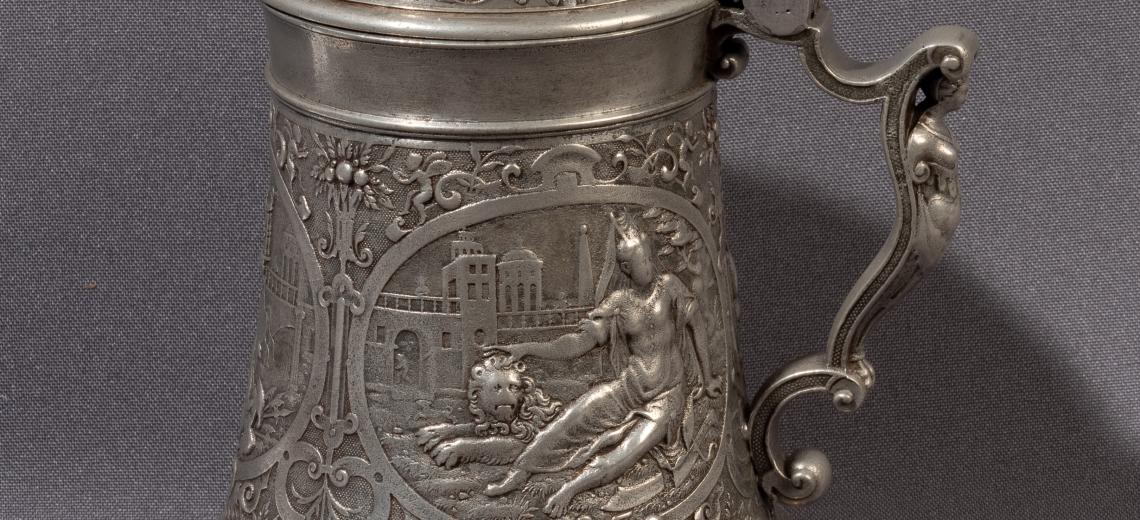 Midi du château © François Briot (attribué à) Chope Avant 1595 Étain Collections musées de Montbéliard  J. Varlet (détail)