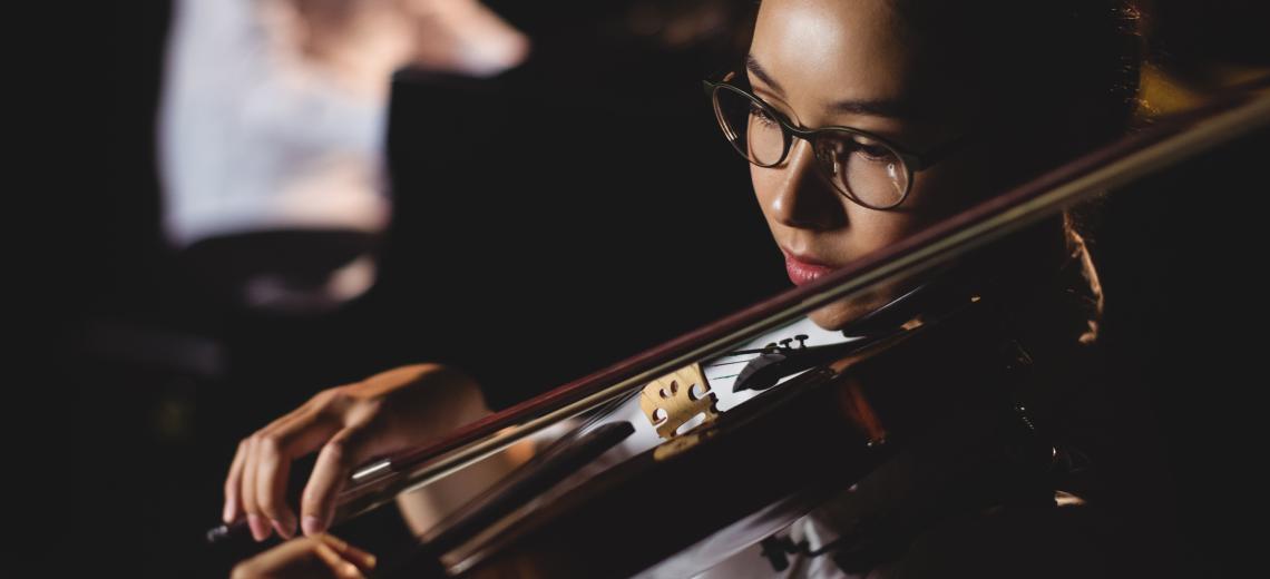 Female student playing violin © freepik