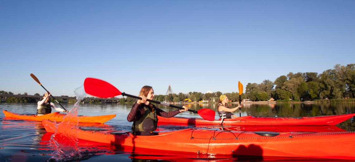 kayaking-man-paddling-kayak-canoeing-paddling © magnific