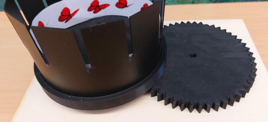 Réalisation d'un zootrope à l'Atelier © Le Pavillon des sciences