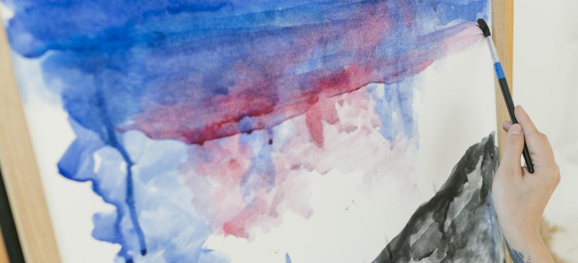 abstract-splashes-colorful-watercolor-paintbrush © Freepik