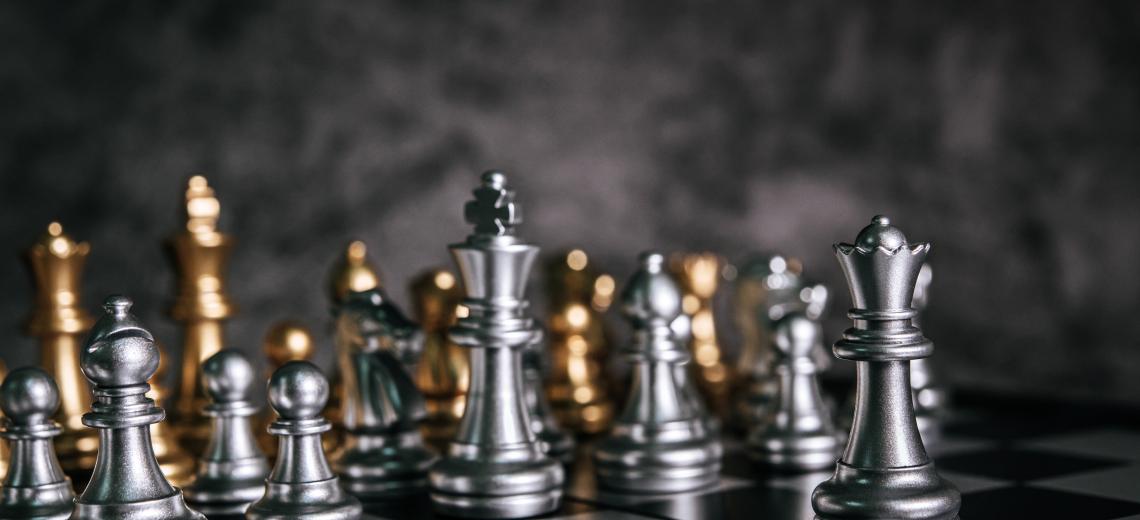 Gold and Silver Chess on chess board game for business metaphor leadership concept  © libre de droits