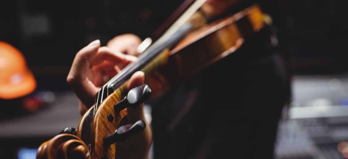 Female student playing violin © Freepik