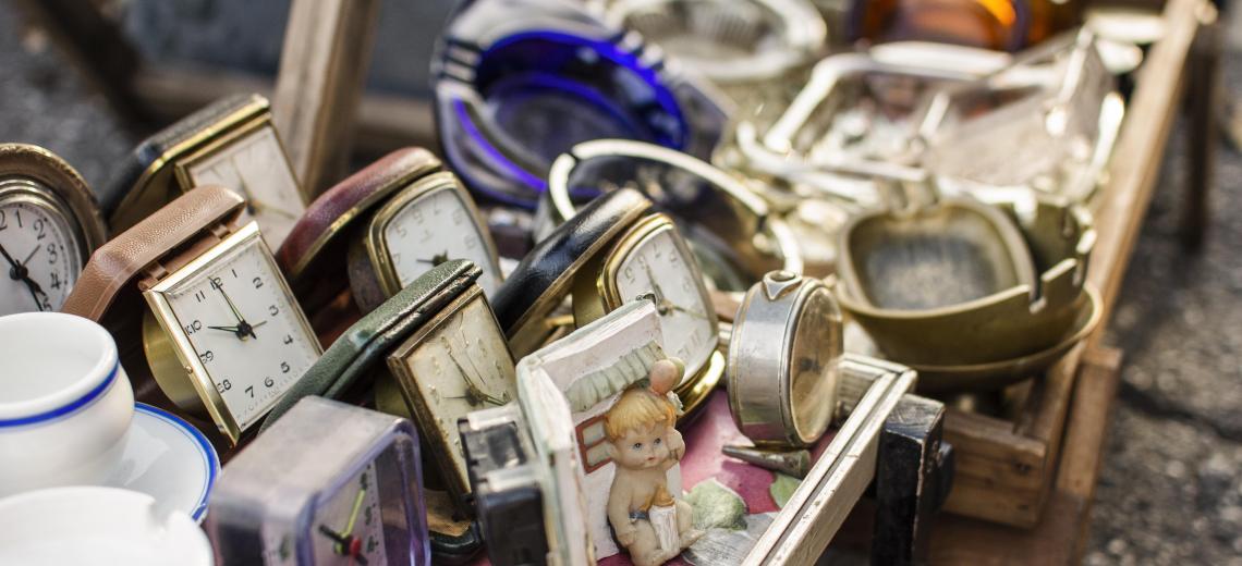 antiques-market-objects-assortment (1) © Freepik