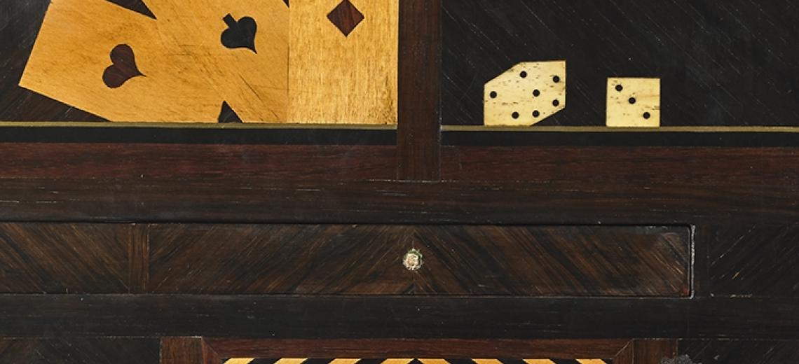 Visite-atelier des vacances « Ça déboîte ! » © Abraham Nicolas Couleru Coffret à jeux, vers 1751 Bois marqueté Collections musées de Montbéliard  P. Guenat (détail)