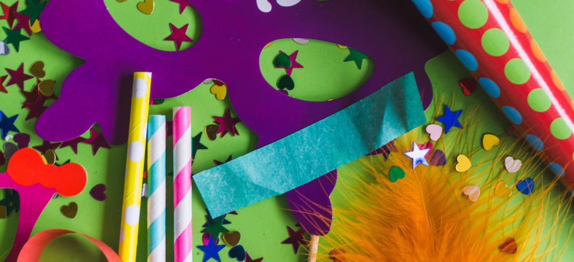 orange-feather-with-purple-mask-confetti © Freepik