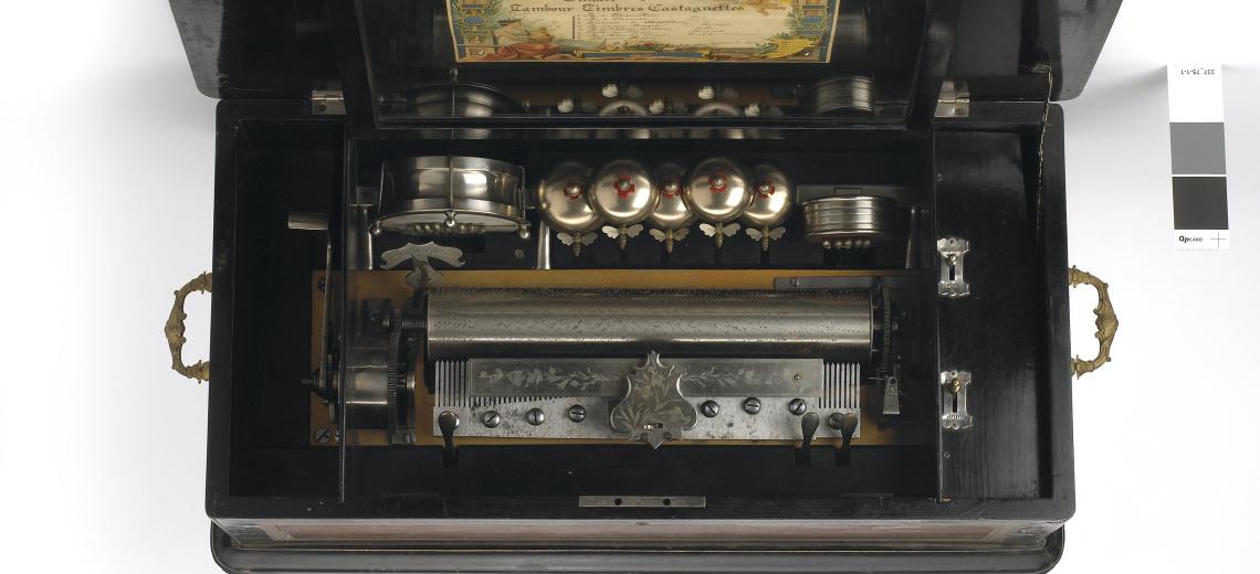 Rencontre-métier © Cartel à batteries en vue : cithare, tambour, timbres, castagnettes. L’Épée, 1890-1905, Inv. 1975.1.1, collection des musées de Montbéliard.  Pierre Guenat