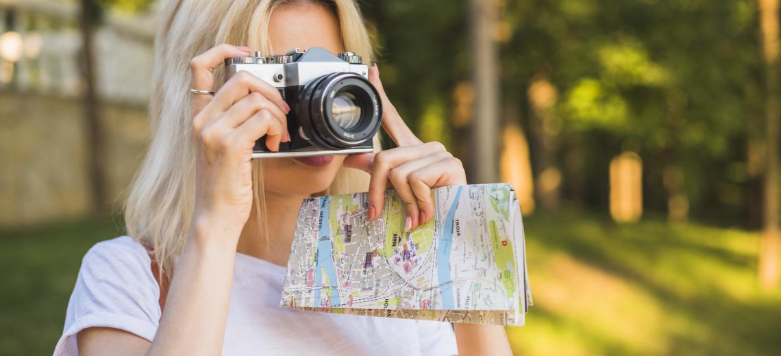blonde-tourist-with-camera © Freepik