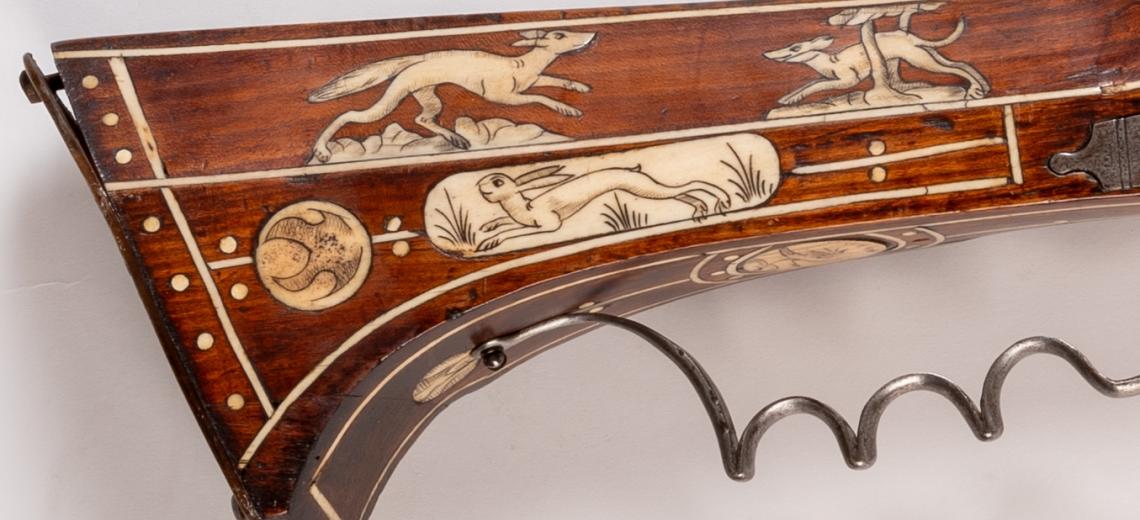Visite-atelier des vacances « Drôles de bêtes ! » © Arquebuse à mèche de chasse Vers 1630 Bois, métal, ivoire Allemagne Collections musées de Montbéliard  J. Varlet (détail)
