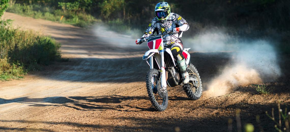 View of a riding motorcyclist at a motocross race in Chisinau, Moldova © Freepik