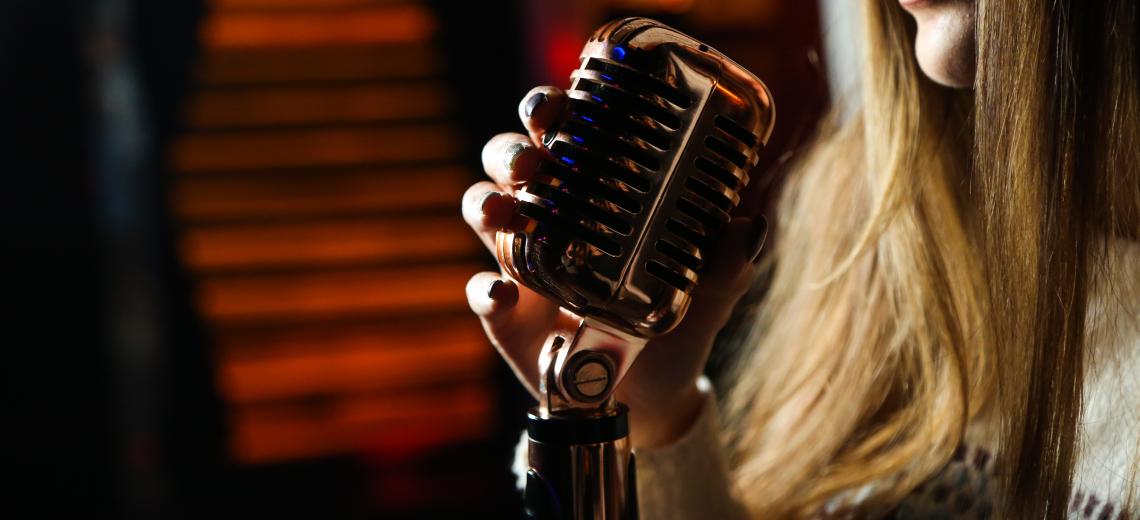 side view woman singing microphone © Freepik