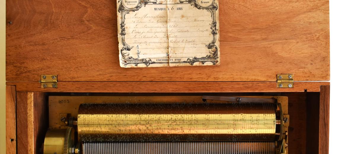 Rencontre-métier © Boîte à musique type cartel à 6 airs, usine L’Épée de Sainte-Suzanne, entre 1848 et 1852, Inv. 2016.4.1