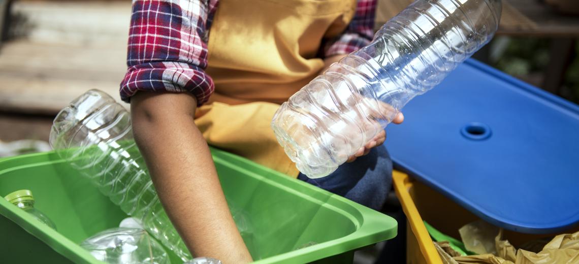 Closeup of hands separating plastic bottles © Rawpixel Ltd.