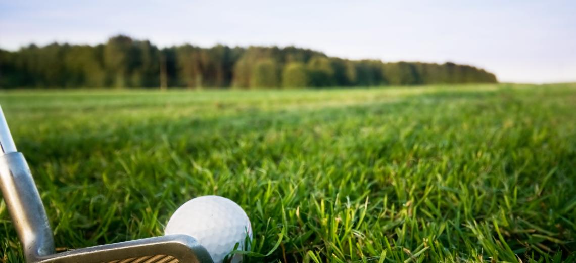 golf-club-with-ball © freepik