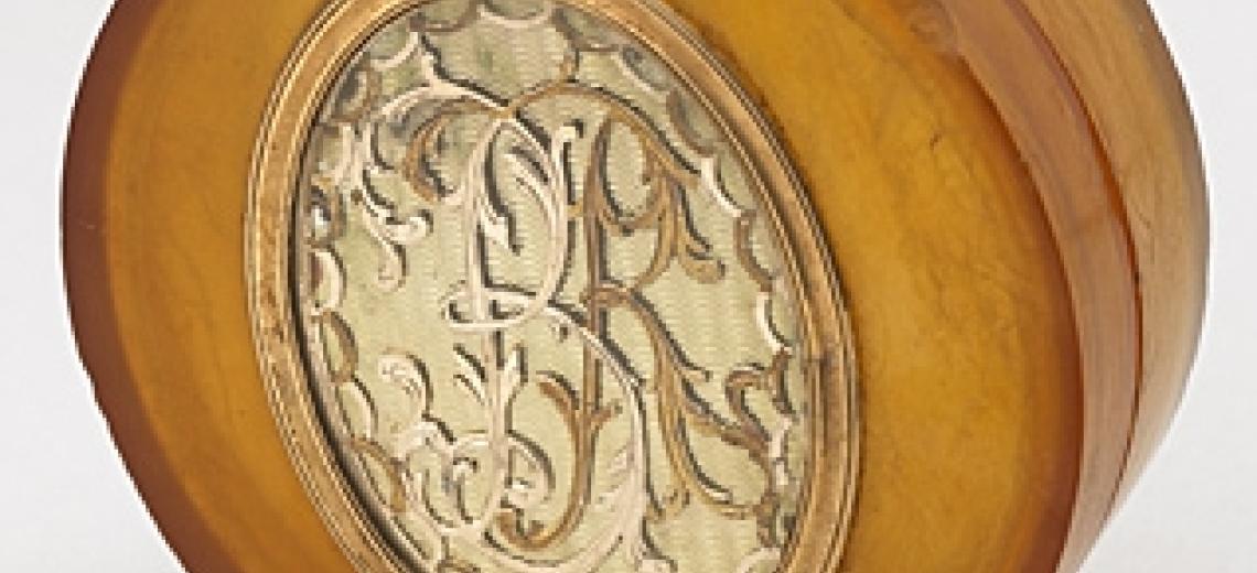 Midi du musée ' C'est dans la boite ' © Boîte au monogramme « BR » Fin 19e siècle Résine, alliage cuivreux Collections musées de Montbéliard  P. Guenat (détail)