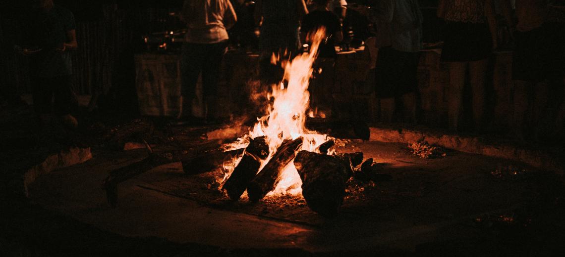 wood-burning-late-night-campfire-people © Freepik