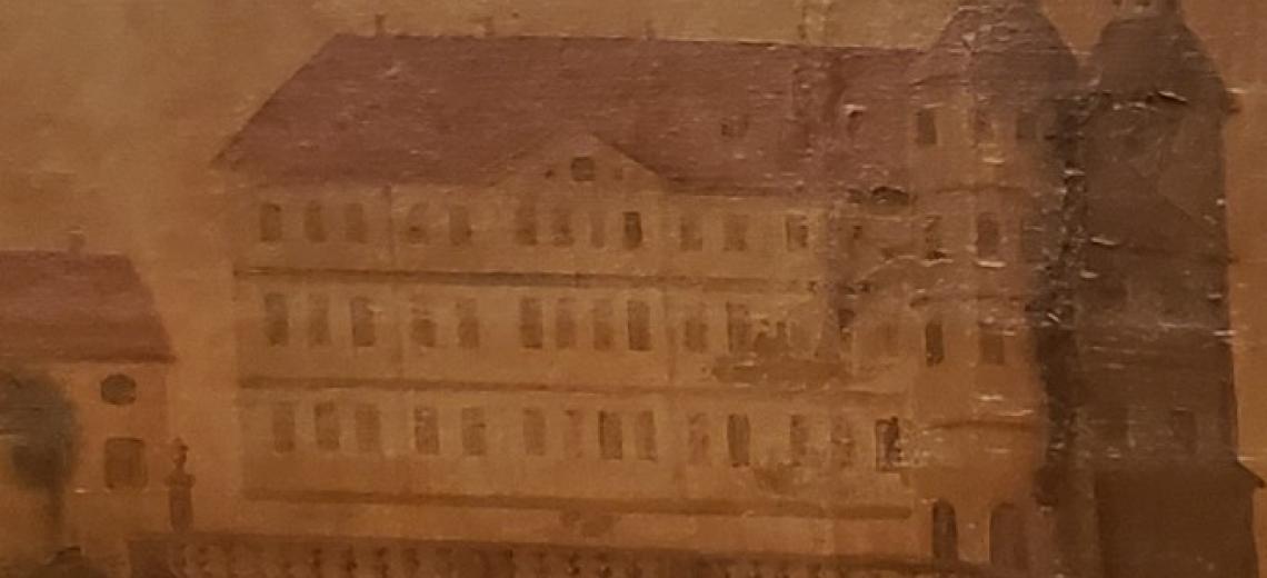 ENQUETE EN COURS ! © Anonyme, Vue du château de Montbéliard, huile sur toile, 18e siècle, collections Musées de Montbéliard. Crédits : Ville de Montbéliard.