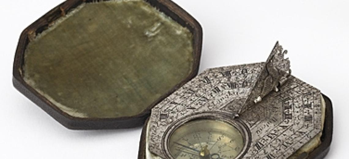 Atelier des vacances «  Entre cadrans et boussoles  » © Claude Langlois Cadran solaire de poche de type Butterfield 18e siècle Métal argenté, cuir, velours Collections musées de Montbéliard  P. Guenat (détail)