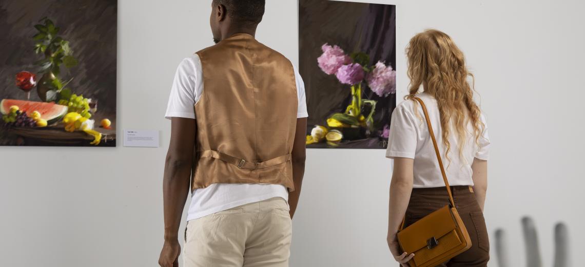 side-view-people-looking-paintings © magnific 