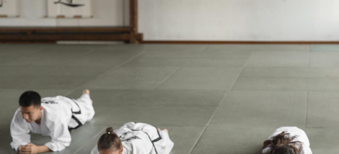 full-shot-asian-people-practicing-taekwondo © Freepik