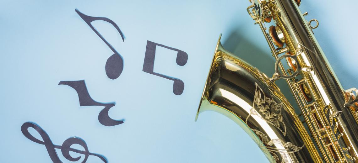 golden-saxophones-with-musical-notes-blue-background © Freepik