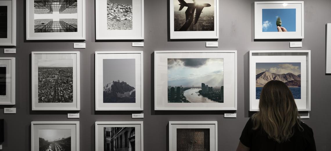 Woman in an art exhibition © Freepik