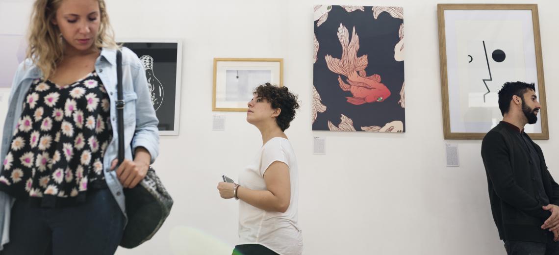 People attending an art exhibition © Rawpixel Ltd.