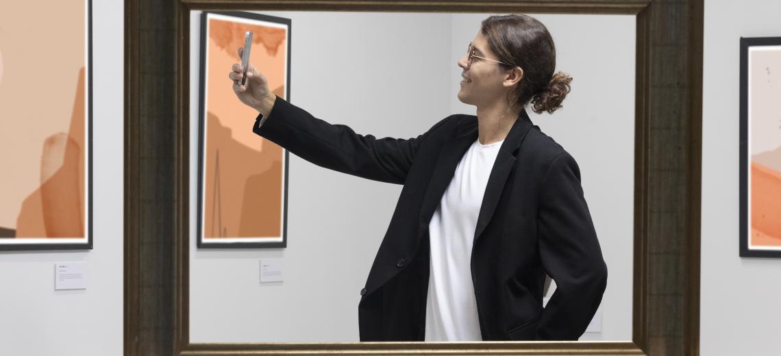 young-man-going-art-gallery © Freeepik