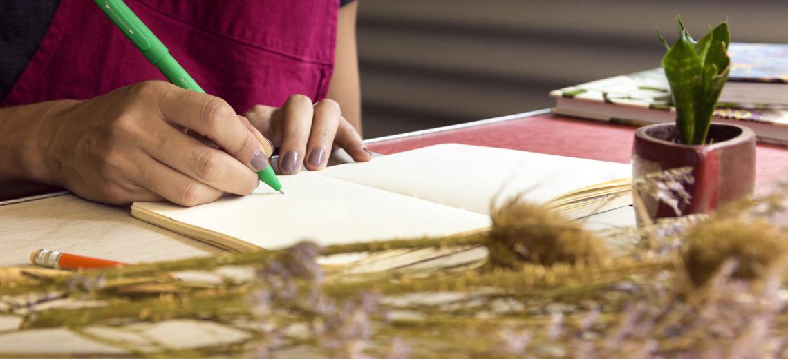 cute-arrangement-dried-plants-table © Freepik.com