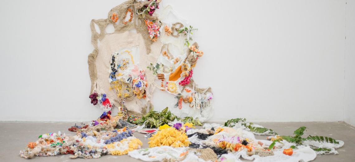 Vue de l’exposition A few tricks up the sleeve and a dagger in the heart, cur. L © Lucas Charrier 19Crac