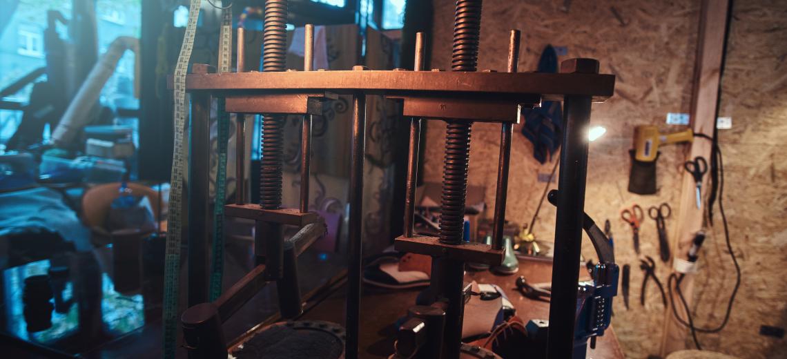 Nice workshop of busy shoes designer © Freepik