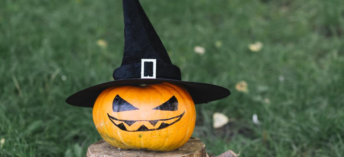 halloween-pumpkin-with-hat-stump © freepik