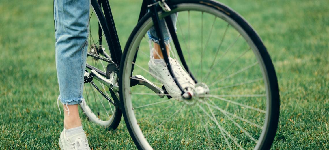 woman with cycling © Freepik