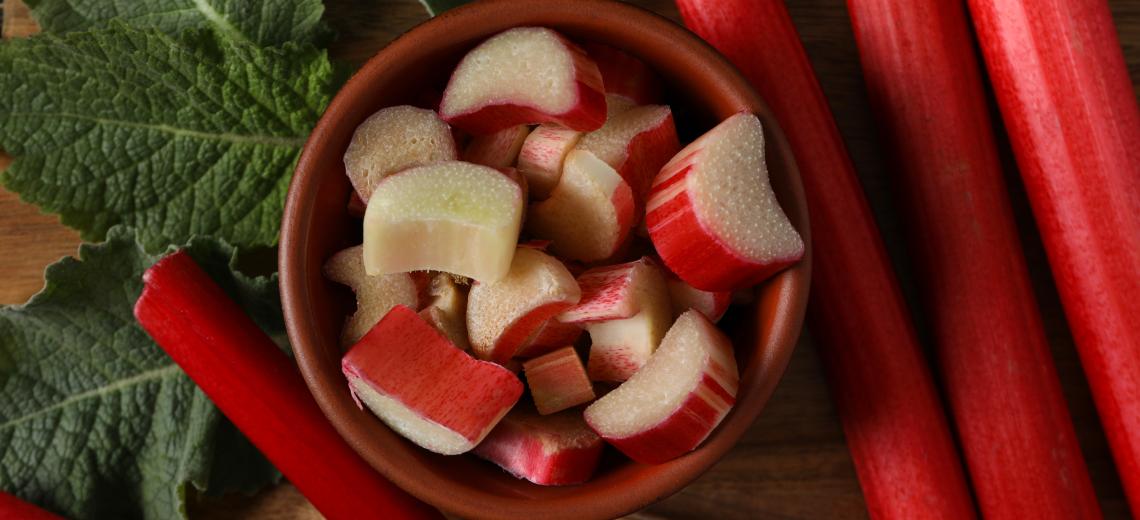 Chopped stalks of rhubarb in a bowl close-up © Freepik