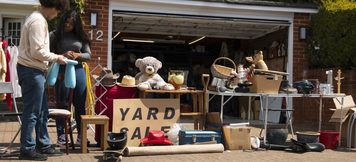 full-shot-people-garage-sale © Freepik