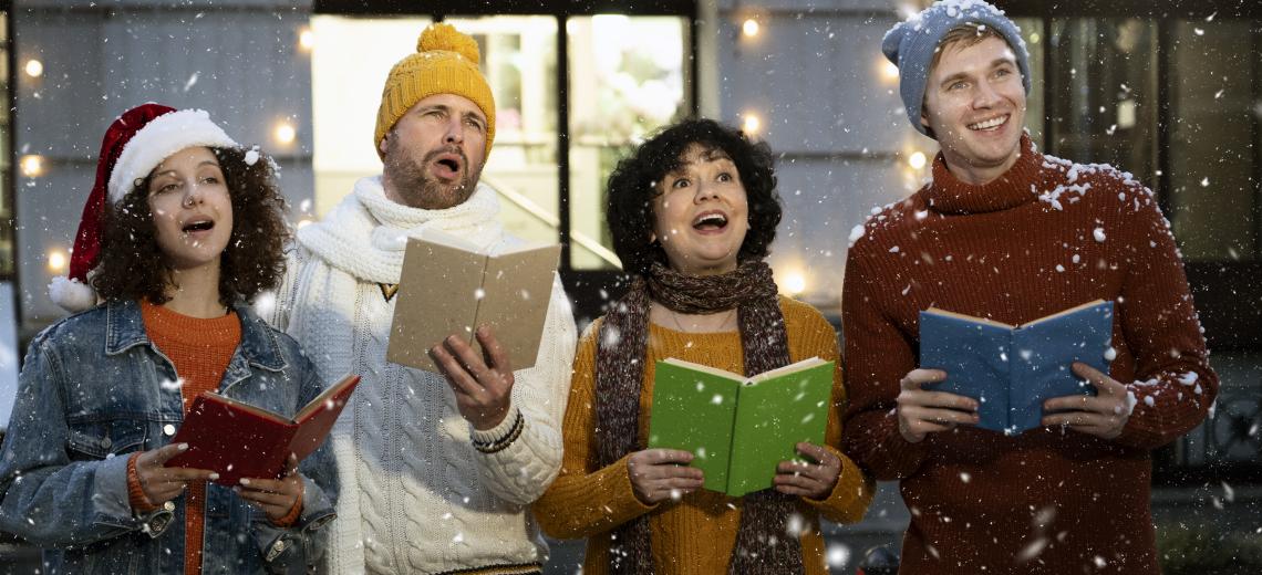 medium-shot-people-singing-together © freepik