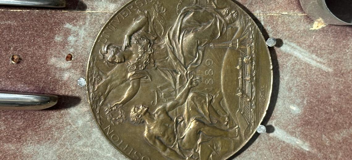 Médaille de bronze exposition universelle PAris 1889 © Frédéric Macler