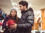 Couple shopping in a helmet shop © Freepik