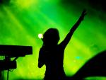 silhouette-woman-singing-green-background © Freepik
