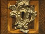 Dimanche au musée © Abraham-Nicolas Couleru, commode en tombeau, style Régence, vers 1780. Bois, Noyer, marbre, bronze. Don de la Société d’Emulation. Collections Musés de Montbéliard. Photo Pierre Guenat (détail)