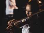 Female student playing violin © freepik