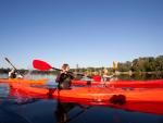 kayaking-man-paddling-kayak-canoeing-paddling © magnific