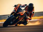 full-shot-adult-with-cool-motorcycle © freepik 