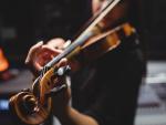 Female student playing violin © Freepik